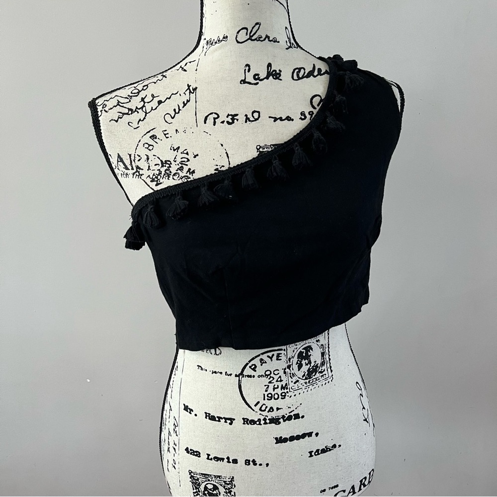 Lulu’s One shoulder linen tassel cropped tank top Ladies size small Black